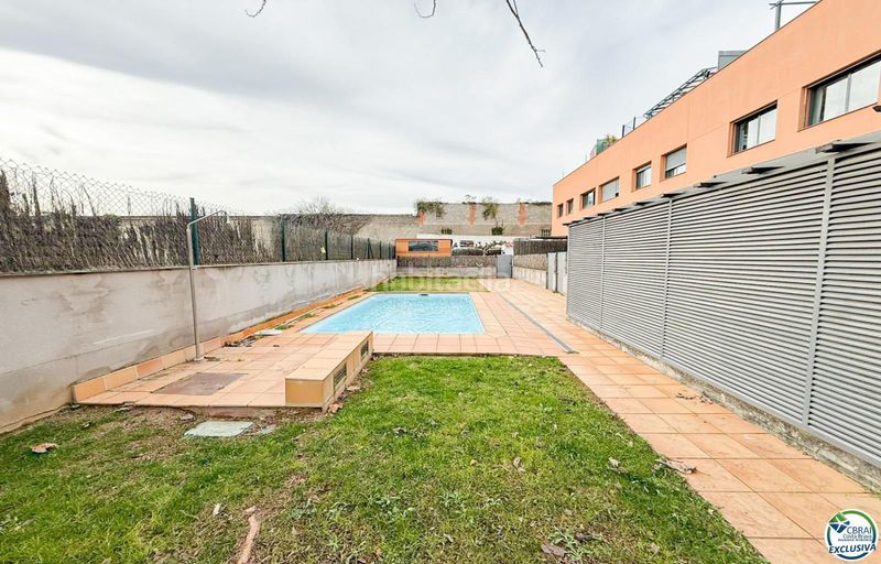 Foto 0e6b5c10-d767-4fe5-bf83-bd92cd272f38. Dúplex amb aparcament piscina a Vilatenim Figueres