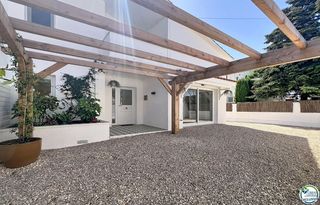 House  Peni. Casa renovada con 5 habitaciones y licencia turística en empuria