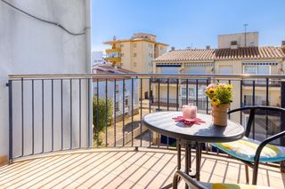Apartament  Calle calderon de la barca. Bonito apartamento a 100 metros del mar en la zona de salata