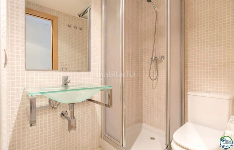 Foto f2f174ba-4dcd-4628-8a8d-59a68054d478. Pis amb aparcament a Centre Roses