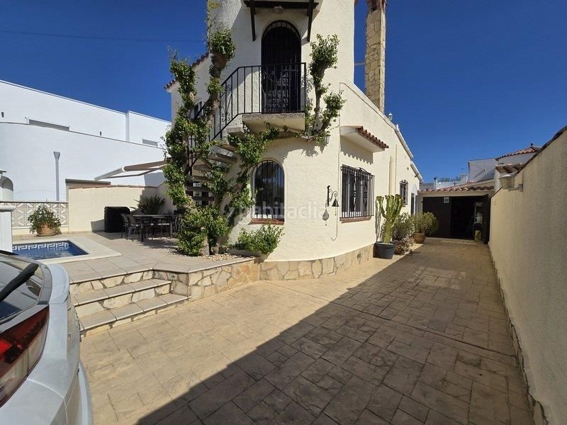 Foto 49134572-1cce-4755-b37a-1c876ed5a36a. Xalet amb aparcament piscina a Peni Empuriabrava