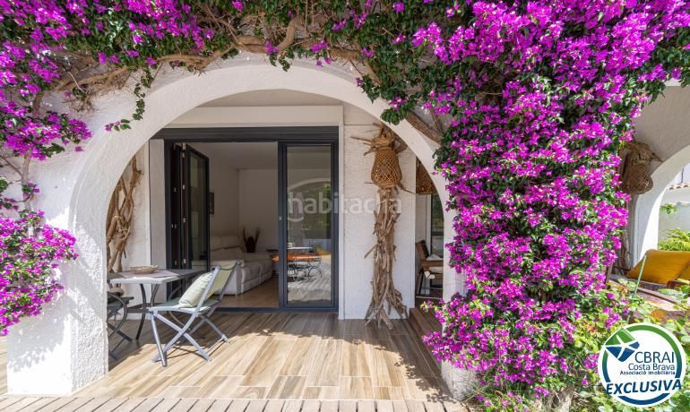 Foto 45a96b3d-cd62-4937-a147-03faec92087f. Casa amb aparcament piscina a Peni Empuriabrava