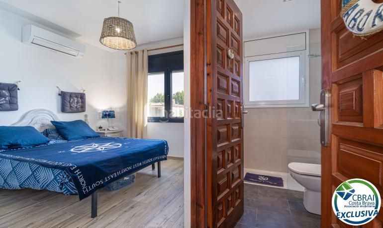 Foto 74b602d5-6742-4cb7-8395-f24055135248. Casa amb aparcament piscina a Peni Empuriabrava