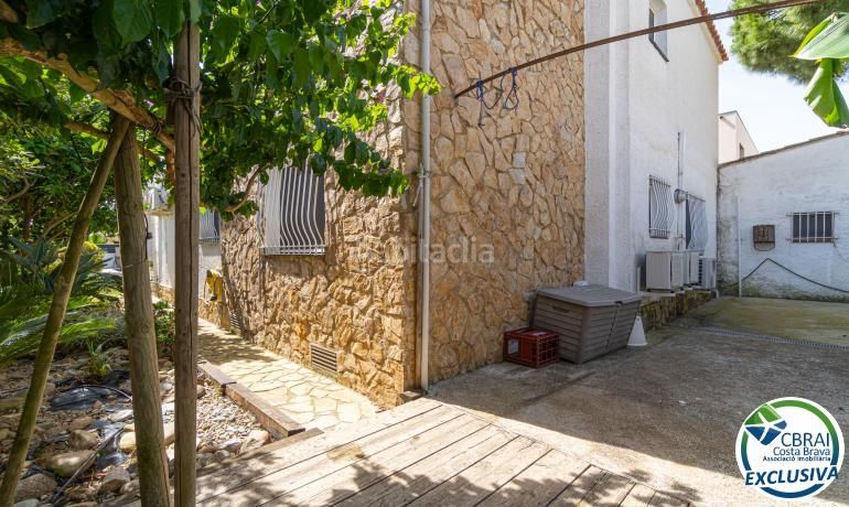 Foto a44078ad-22d6-445f-8e2d-fabf93a63a63. Casa amb aparcament piscina a Peni Empuriabrava