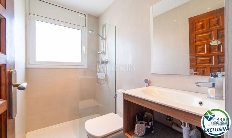 Foto ba11ac3b-ce1f-4a1c-ba5f-66e99b0e19b6. Casa amb aparcament piscina a Peni Empuriabrava
