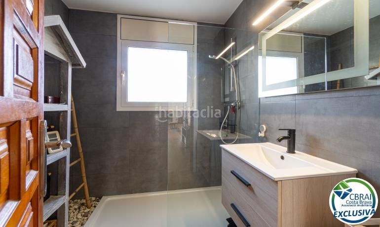 Foto d9f98217-d020-4acc-9b8e-92f2ce542a65. Casa amb aparcament piscina a Peni Empuriabrava