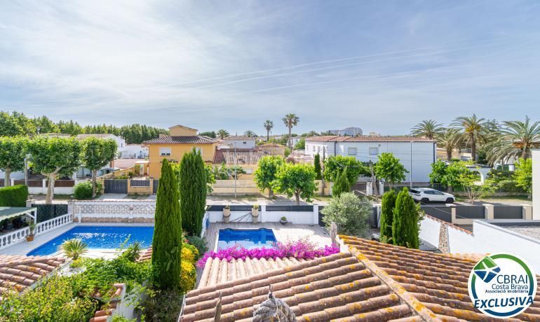Foto f037e8a5-7823-4a52-802d-0e2c5cc60b96. Casa amb aparcament piscina a Peni Empuriabrava