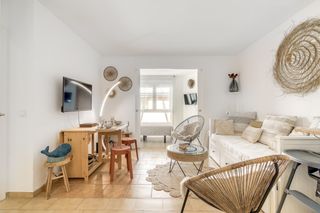 Pis  Carrer de l'arquitecte ant gaudi. Piso luminoso de 2 dormitorios cerca de la playa en roses  zona