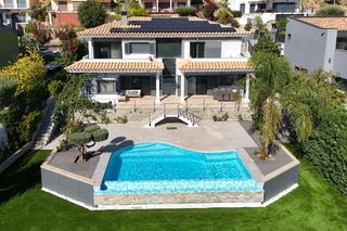 Chalet  Carrer muntanyeta. Villa de diseño con piscina y espectaculares vistas a la bahía d
