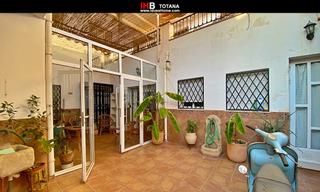 Pis  Calle balsa nueva. Casa planta baja en esquina y con patio - zona centrica