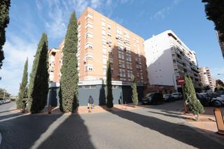 Appartement  Calle san leandro. Piso de 3 dormitorios y dos baños con plaza de garaje en el mism