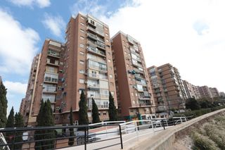 Pis a Alameda. Amplio piso de 4 dormitorios con terraza y vistas despejadas a l