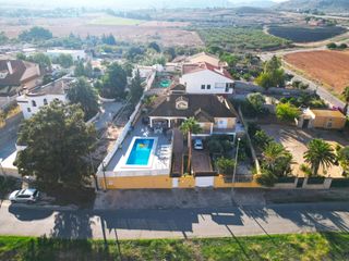 Chalet  Jacinto benavente. Impresionante chalet reci�n reformado en roche, con parcela de 1