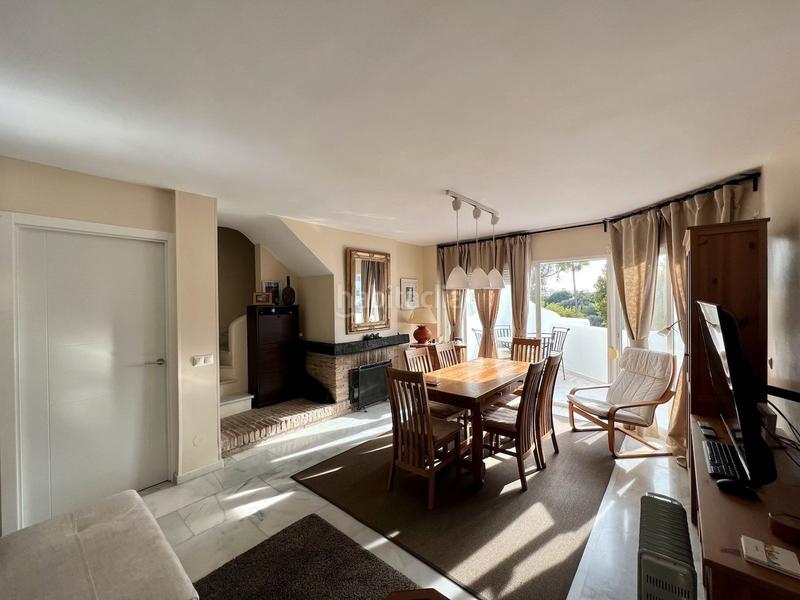 Foto ccd70019-e1e4-4f95-b469-f06a6e0e20a6. Dúplex apartamento dúplex ubicado en la zona baja de Calahonda en Mijas