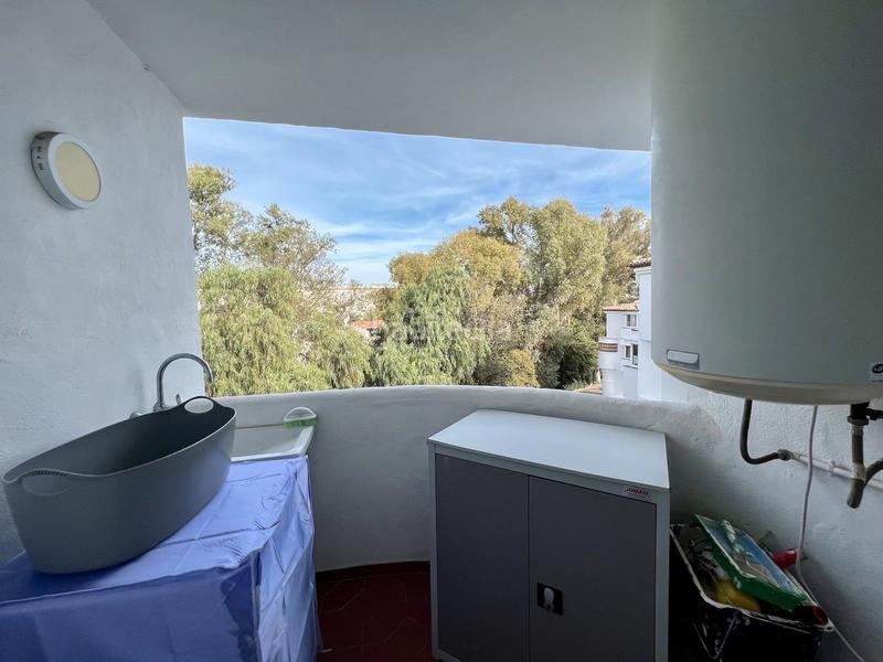 Foto f78a112b-8ea5-44ff-868f-3737b75cb33a. Dúplex apartamento dúplex ubicado en la zona baja de Calahonda en Mijas