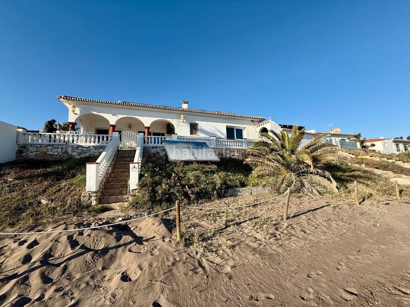 Foto 21beeb00-0370-471f-b4f1-62dd51ccaa70. Chalet impresionante villa frente al mar en la playa de chaparral – una oportunidad única de renovación en Mijas