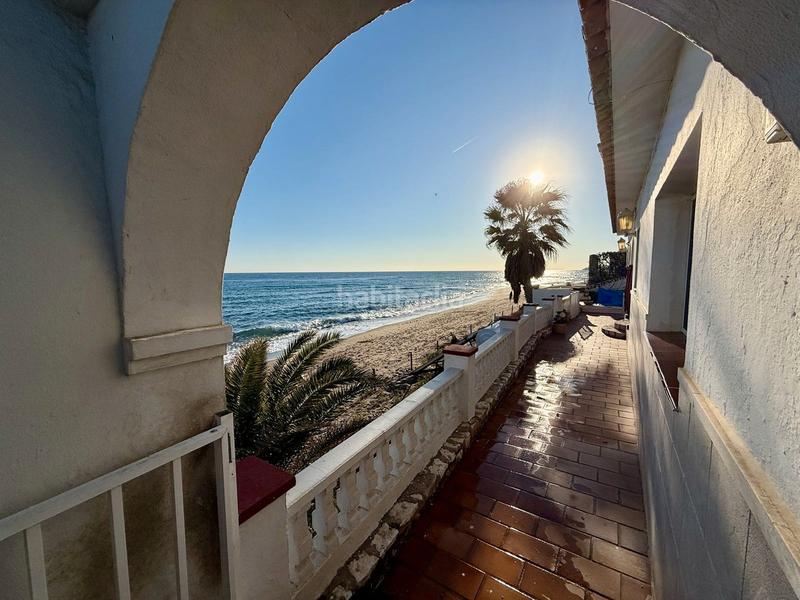 Foto 3c0aa331-ea53-4cce-bcb4-b6d42374bc97. Chalet impresionante villa frente al mar en la playa de chaparral – una oportunidad única de renovación en Mijas