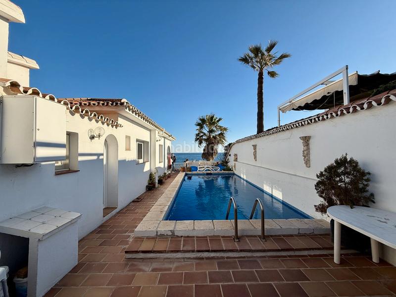 Foto a54c41d1-45cb-43df-90bf-6f567b8cefae. Chalet impresionante villa frente al mar en la playa de chaparral – una oportunidad única de renovación en Mijas