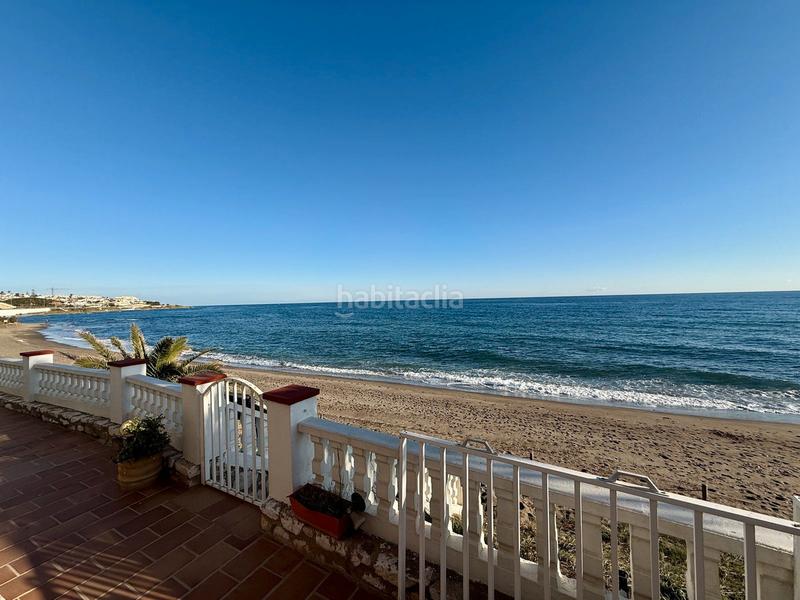Foto df631016-cdc9-434b-af42-87386f274fac. Chalet impresionante villa frente al mar en la playa de chaparral – una oportunidad única de renovación en Mijas