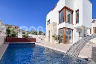 Chalet  Avenida ciudad de barcelona. Villas de obra nueva ya terminada en urbanización monte carmelo