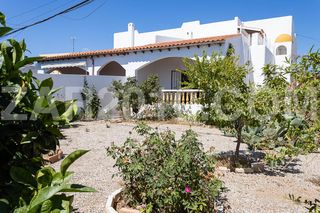 Xalet  Calle tomillo. Espectacular chalet pareado de estilo andaluz con vistas al mar