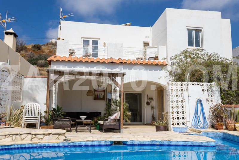 Foto e84dcbe9-784b-4f5f-b2a2-d6a2af48493a. Xalet amb xemeneia aparcament piscina a Mojácar playa - las ventanicas - la paratá Mojácar