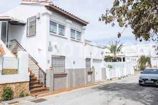 Duplex  Calle esquimo. Elegante casa adosada en el palmeral 3 dormitorios, garaje priva