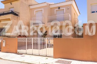 Duplex  Calle añaflix. Chalet pareado en venta en el corazón de turre