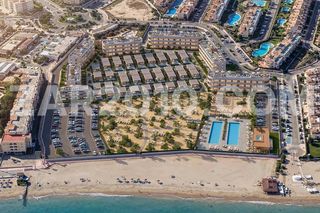Chalet  Calle islas canarias. Villa de 2 dormitorios con piscina privada en primera línea de p