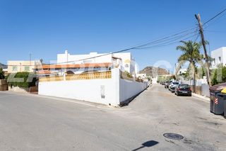 Chalet  Calle tomillo. Espectacular chalet pareado de estilo andaluz con vistas al mar