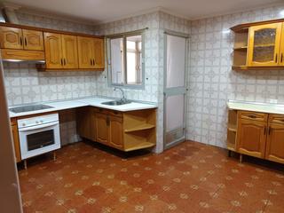 Location Appartement à Hornos Púnicos. Piso de cuatro dormitorios, dos baños y terraza en plano centro