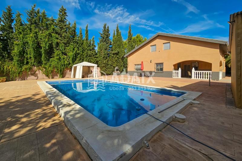 Foto 0a1d2b0e-7355-48ba-ab50-0bdb5796f616. Casa a urbanización bétula s/n a Úbeda