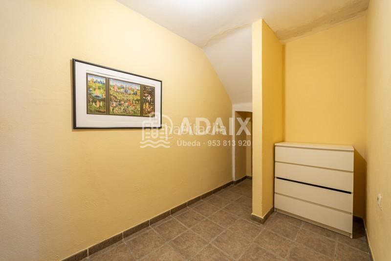 Foto d84357f8-b231-4178-bd30-f9fc8fc5c1c7. Casa a urbanización bétula s/n a Úbeda