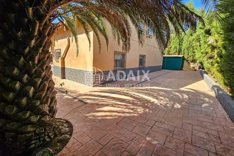 Foto fd2a80bb-0b46-4fc7-97f5-80defc88fe43. Casa a urbanización bétula s/n a Úbeda