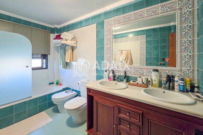 Foto dea1bc99-b546-46f9-ae3d-10704ba2f032. Casa amb calefacció aparcament piscina a Úbeda