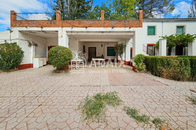 Foto c5809c8e-a6a8-4bd9-b949-53339e96e812. Casa a calle laurel s/n a Úbeda