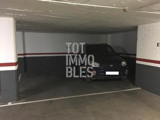 Parking coche en Eixample Nord