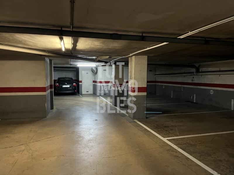 Foto b7a1a243-92c8-42fa-aca3-47c8559a1e4e. Parking voiture dans Eixample Nord Girona