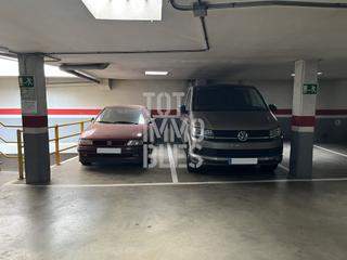 Parking coche en Eixample Nord