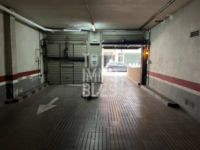 Foto af969078-c001-4c03-a75c-1134663f3f1b. Parking coche en Eixample Nord Girona