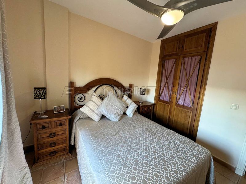 Foto df281276-f3df-4db8-bc57-3bd39011b032. Rent flat with parking pool in Alcorrín Manilva