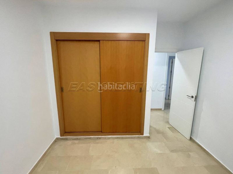 Foto f44a781a-f4c2-48d3-bcf1-8fdbe56310c5. Pis amb aparcament a Santa Bárbara-Ciudad Deportiva Línea de la Concepción (La)