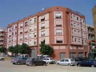 Lloguer Local Comercial a Carrer vint-i-sis 19. Local a precio de coste. persianas enrrollables a pie de calle.