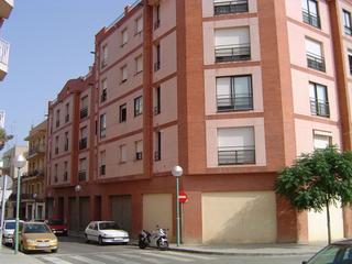 Geschäftsraum in Carrer vint-i-sis 19. Local a precio de coste. persianas enrrollables a pie de calle.