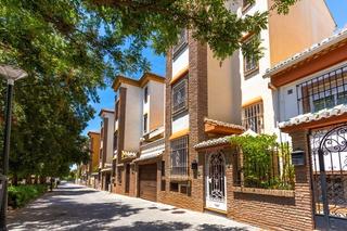 Casa en Plaza clara campoamor 4. Casa en granada