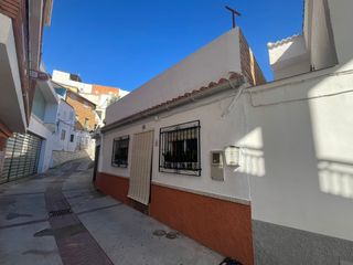 House in Avenida valle de lecrin 87. Casa en izbor