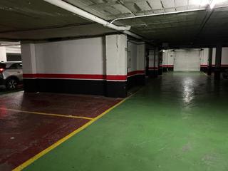 Aparcament cotxe a Plaça d'utxesa 8. Garaje en venta en instituto.