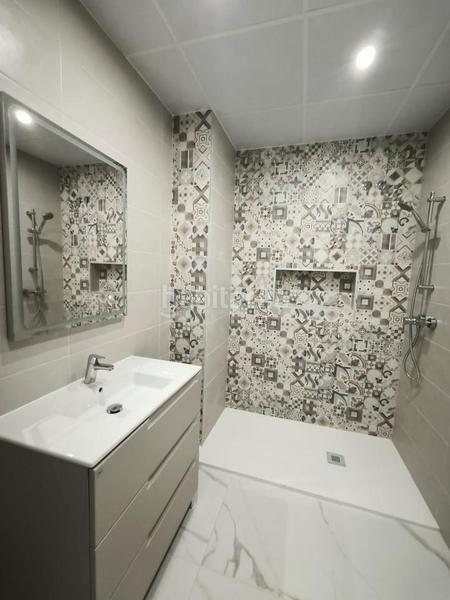 Foto 2d30711a-481d-4e3b-81b1-1a8086c0c77a. Alquiler planta baja apartamento moderno en alquiler con luz y agua incluidas en Benalmádena