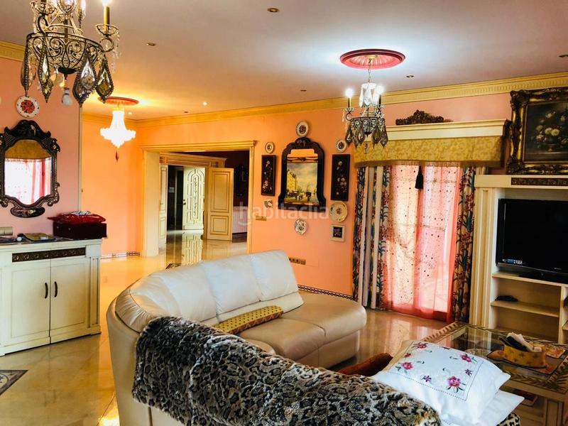 Foto e76a84e2-a20c-48e0-800c-a9e936ee775f. Alquiler casa  enclavada en una parcela de 900m2 en Benalmádena