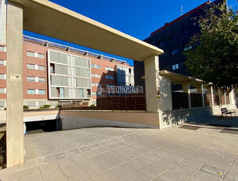 Foto 74d48fdf-efa8-4092-84b4-e6abe57285c2. Aparcament cotxe a Campus de la Salud Armilla